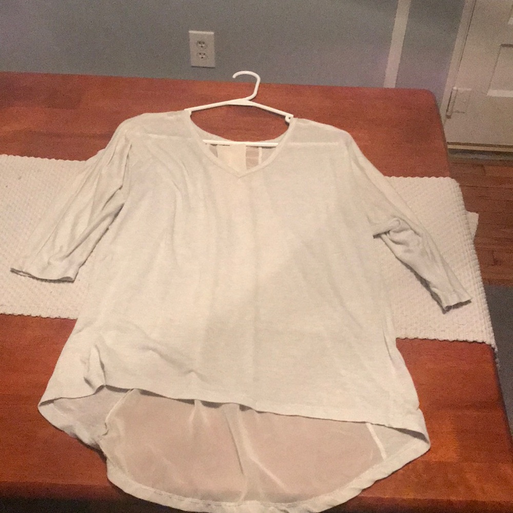 Quarter sleeve blouse.